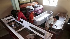 Výroba rakví v Salvadoru (7. dubna 2016).