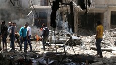 Lidé obhlíejí kody, které napáchal nálet na ást Aleppa, je je v drení...