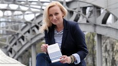 Spisovatelka Ivana Ch�ibková se svou kni�ní prvotinou Suchý hadr na dn� mo�ském.