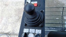 Levý ovládací pult v kabin jeábu. Levý joystick pro otáení jeábu doprava,...