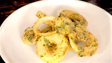 Sma�ené cibulové krou�ky na talí�i je�t� posypte sm�sí soli, rozdrcených chilli...