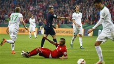 Arturo Vidal z Bayernu padá v pokutovém území Werderu Brémy, sudí Tobias...