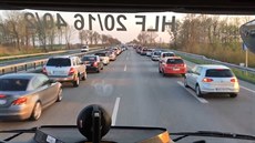 Kamera v hasi�ském aut� zachycuje ukázn�nost n�meckých �idi�� p�i vytvá�ení...