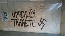 Vandalové popsali vestibul stanice metra Karlovo náměstí neonacistickými...