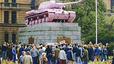Pebarvení tanku vyvolalo boulivé diskuse i protest sovtské vlády.