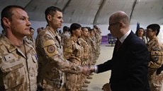 Premiér Bohuslav Sobotka nav�tívil �eské vojáky v Afghánistánu.