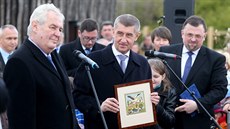 Milo Zeman na návtv Babiova apího hnízda. Babi drí obrázek, který...