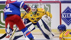 Ruský hokejista Vadim �ipa�ev p�ekovává �védského branká�e Jacoba Markströma.