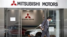 Mu� odchází z p�edvád�cí místnosti Mitsubishi v tokijském �editelství...