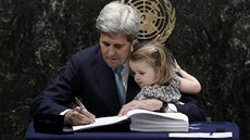 Americký ministr zahrani�í John Kerry dr�el p�i podepisování nové klimatické...