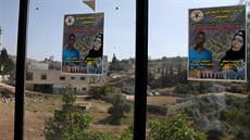 Na oknech smuteního domu u msta Ramalláh na Západním behu visí plakáty se...