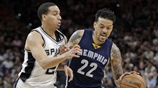 Matt Barnes (vpravo) z Memphisu najídí kolem Kevina Martina ze San Antonia.