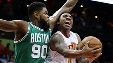 Jeff Teague (vpravo) z Atlanty si doel pod ko Bostonu pro faul od Amira...