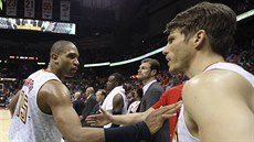 Al Horford (vlevo) a Kyle Korver slaví výhru Atlanty nad Bostonem.