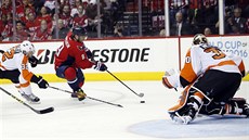 Philadelphský gólman Michal Neuvirth se chystá na pokus Alexe Ovekina z...