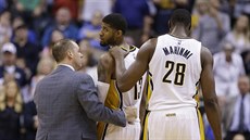 Paula George z Indiany uklidují trenér Frank Vogel a spoluhrá Ian Mahinmi.