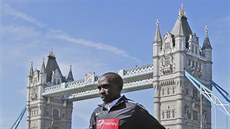 Keňský vytrvalec Eliud Kipchoge pózuje během oficiálního focení před Londýnským...
