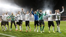 HEJ, HEJ, HEJ, POJ�TE S NÁMI! Plze�tí fotbalisté spolu s fanou�ky oslavují...