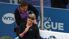 PROBLÉMY. Lucie Hradecká musela utkání 2. kola na turnaji v Praze proti Lucii...