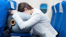 Cestovní poltá má usnadnit odpoinek a spánek v letadle.