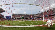 MÍČ V SÍTI BAYERNU. Atlético vede díky trefě Saúla Ňígueze.