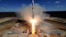 Raketa Sojuz 2.1a krátce po startu z nového ruského kosmodromu Vostočnyj.