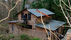 Ú�edník�m se nelíbí provizorní d�ev�né domky, ve kterých bydlí. Konstrukce...