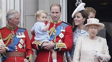 Princ Charles, princ George, princ William, jeho manelka Kate a královna...