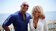 Dwayne Johnson a Pamela Andersonová při natáčení filmu Pobřežní hlídka (2016)