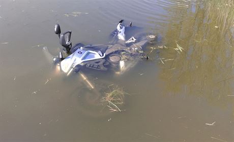 Po sráce s osobním autem skonila motorka v rybníce v ernoicích (30. dubna...