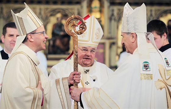 Arcibiskup praský Dominik Duka a biskup Tomá Holub v katedrále svatého Bartolomje. (30. dubna 2016)