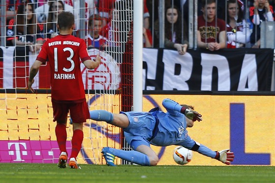 NEDOSÁHL. Branká Bayernu Mnichov Manuel Neuer se po stele Andreho Hahna (není...