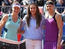 PED FINÁLE. Tenistky Lucie afáová (vpravo) a Samantha Stosurová s lyakou...