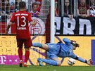 NEDOSÁHL. Branká Bayernu Mnichov Manuel Neuer se po stele Andreho Hahna (není...