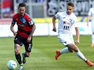 Plzeský Milan Petrela (vpravo) uniká Denisi Granenému z Baníku Ostrava.