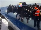 Záchranái vytáhli z lun dalí migranty
