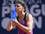 SEDM TITUL WTA. Lucie afov lb trofej pro vtzku tenisovho turnaje...