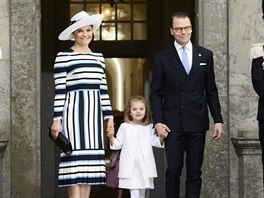 Švédská korunní princezna Victoria, její manžel princ Daniel a jejich dcera...