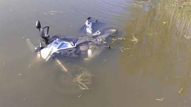 Po srce s osobnm autem skonila motorka v rybnce v ernoicch (30. dubna 2016).