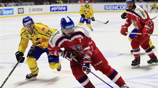 tonka Tome Plekance dojd vdsk John Norman bhem vzjemnho duelu v rmci Euro Hockey Tour.