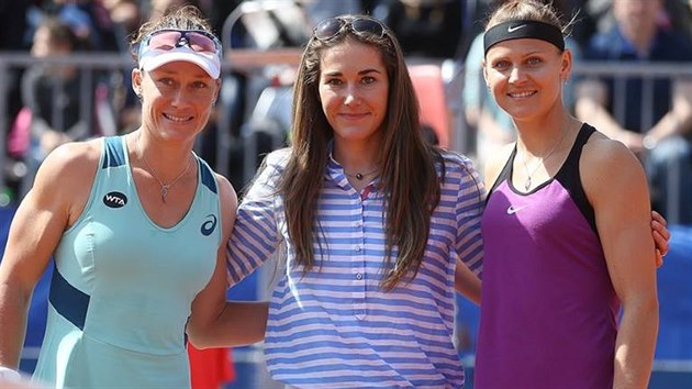PED FINLE. Tenistky Lucie afov (vpravo) a Samantha Stosurov s lyakou rkou Strachovou (uprosted) ped finle Prague Open.