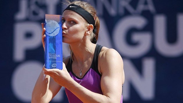 SEDM TITUL WTA. Lucie afov lb trofej pro vtzku tenisovho turnaje Prague Open.