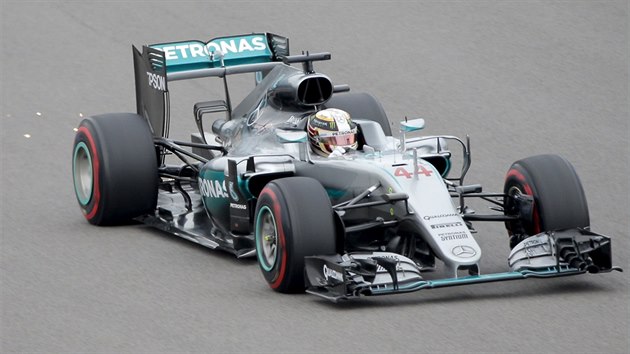 Lewis Hamilton d svj Mercedes bhem kvalifikace na Velkou cenu Ruska.
