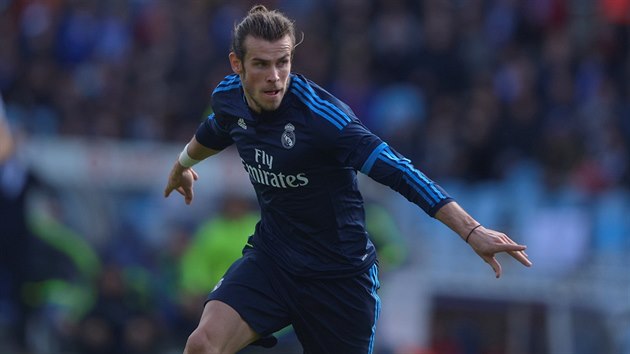 JEDIN STELEC. Gareth Bale v dresu Realu Madrid slav vtznou trefu v utkn proti Realu Sociedad.