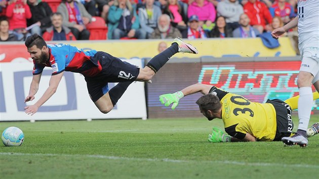 PD V POKUTOVM ZEM. tonk Plzn Michal uri zavadil o branke Banku Vojtcha roma, sud odpskal penaltu.