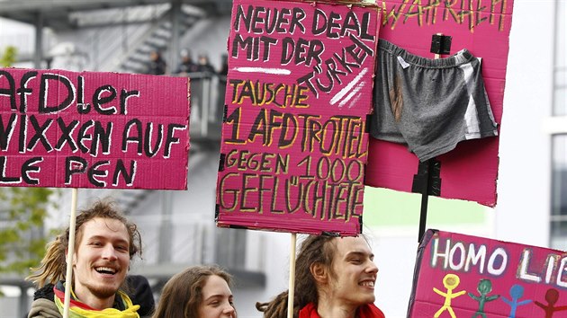Ve Stuttgartu skončil sjezd pravicové strany Alternativa pro Německo. Konferenci narušovaly stovky levicových demonstrantů (30. dubna 2016).