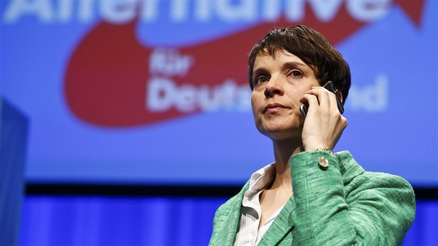 Předsedkyně strany Alternativa pro Německo Frauke Petryová na stranickém sjezdu ve Stuttgartu (30. dubna 2016).