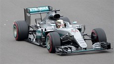 Lewis Hamilton ídí svj Mercedes bhem kvalifikace na Velkou cenu Ruska.