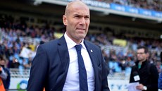 LEGENDA NA LAVICE. Trenér Realu Madrid Zinedine Zidane ped utkáním.