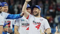 Legendární Pavel Horváth s lahví sektu b�hem oslav plze�ského titulu.